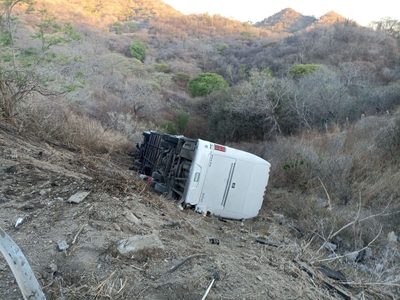 Vuelca autobús con equipo infantil en la autopista Guadalajara-Tepic;