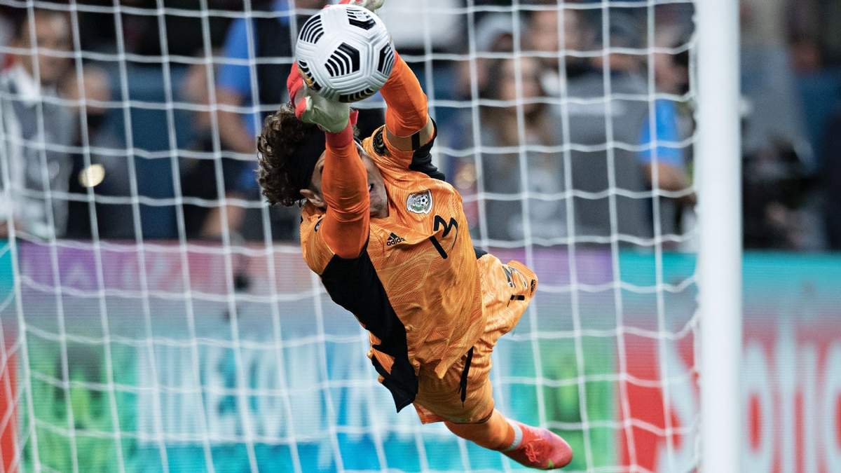 Memo Ochoa atajó un penalti