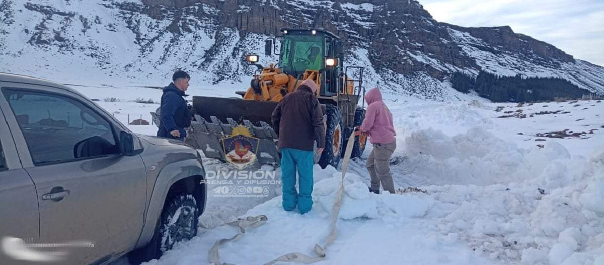Una máquina de Vialidad logró despejar el camino para rescatar a la camioneta. Fuente: (Policía de Neuquén)