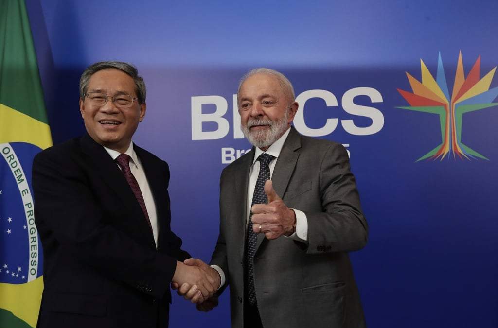 El presidente de Brasil, Luiz Inácio Lula da Silva, a la derecha, levanta el pulgar mientras posa con el premier de China, Li Qiang, durante su cumbre bilateral antes de la 17 cumbre anual de BRICS en Río de Janeiro, el sábado 5 de julio de 2025