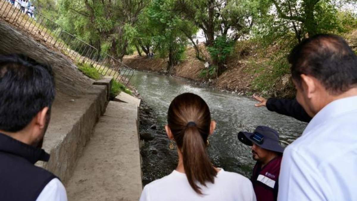 La presidenta Claudia Sheinbaum en el río Atoyac