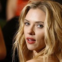 ¡Wow! El escotazo de Scarlett Johansson se llevó todos los premios en los Golden Globes