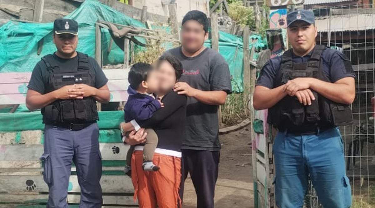 Los efectivos policiales junto a la madre y el padre del bebé al que salvaron su vida. Fuente (Policía de Neuquén)