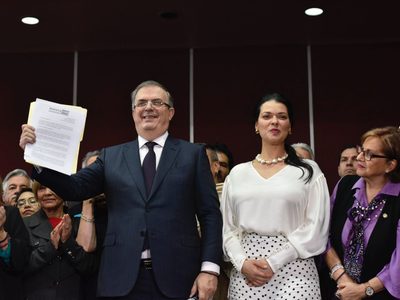 Ebrard se queda en Morena por decisión de Sheinbaum: "Ya dirige ella"