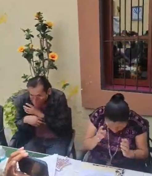 La diputada federal, Inés Parra, se cubre de los huevazos