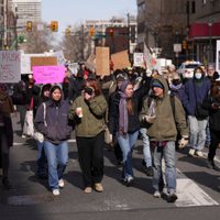 Miles protestan contra las políticas del gobierno de Trump en ciudades de EU