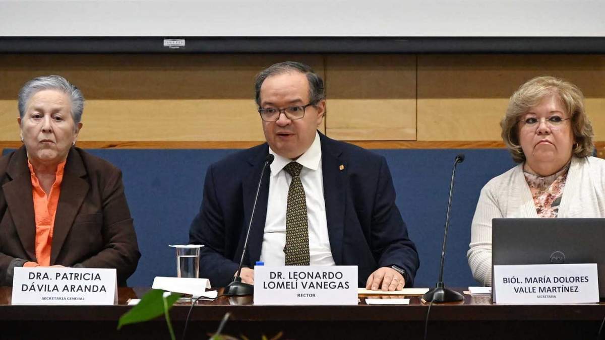 Patricia Dávila Aranda, secretaria general; el rector Leonardo Lomelí Vanegas y María Dolores Valle, directora de la Escuela Nacional Preparatoria