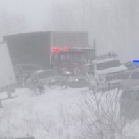 Más de 100 vehículos involucrados en choque múltiple en Michigan durante tormenta de nieve (Video)
