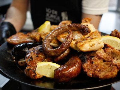 ¿Quién fue el cocinero rioplatense que popularizó la parrillada?