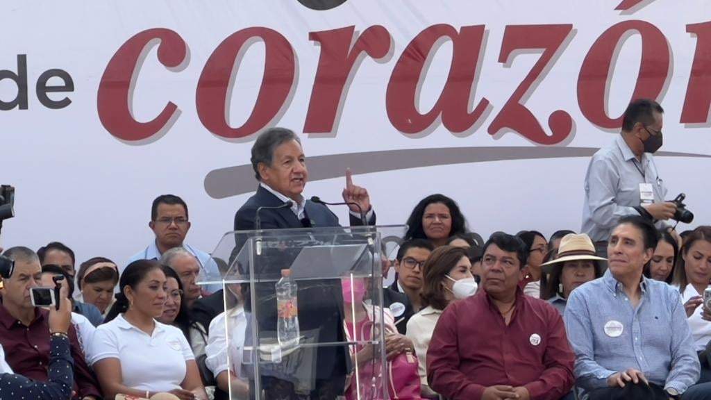 El senador Higinio Martínez Miranda ante simpatizantes en Texcoco