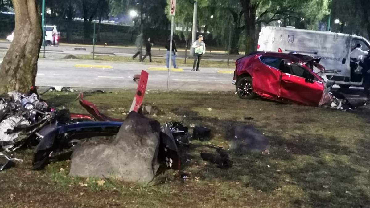 Los restos del auto quedaron sobre el camellón