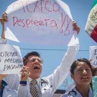 Médicos y enfermeras del país repudian la 'privatización de los servicios de salud”