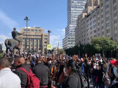 Simpatizantes de AMLO pasan lista en Avenida Juárez antes de enfilar al Zócalo (Videos)