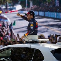 Checo Pérez “conquista” la Minerva con el RB7 de Red Bull ante miles de fans en Guadalajara (Videos)