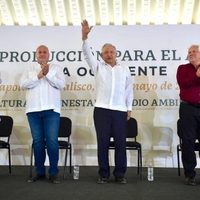 AMLO presume que cumplió su compromiso de no aumentar los precios de combustibles ni luz