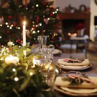 Con cosas recicladas de las pasadas fiestas: así crearás el más glamuroso centro de mesa navideño