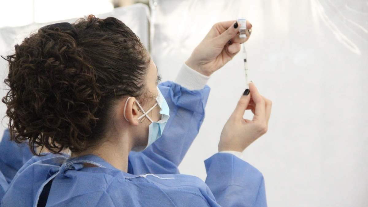 Una profesional de la Salud alista una vacuna contra el coronavirus. Fuente: (Twitter)