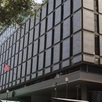 Acusan a exempleado de la Embajada de EU en México de abusar de 22 mujeres