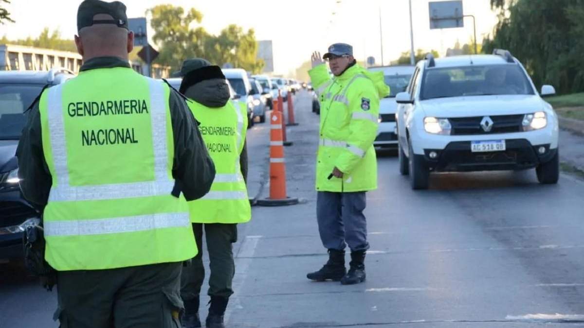 Los efectivos de Gendarmería durante uno de los operativos de control en las rutass. Fuente: (Facebook)
