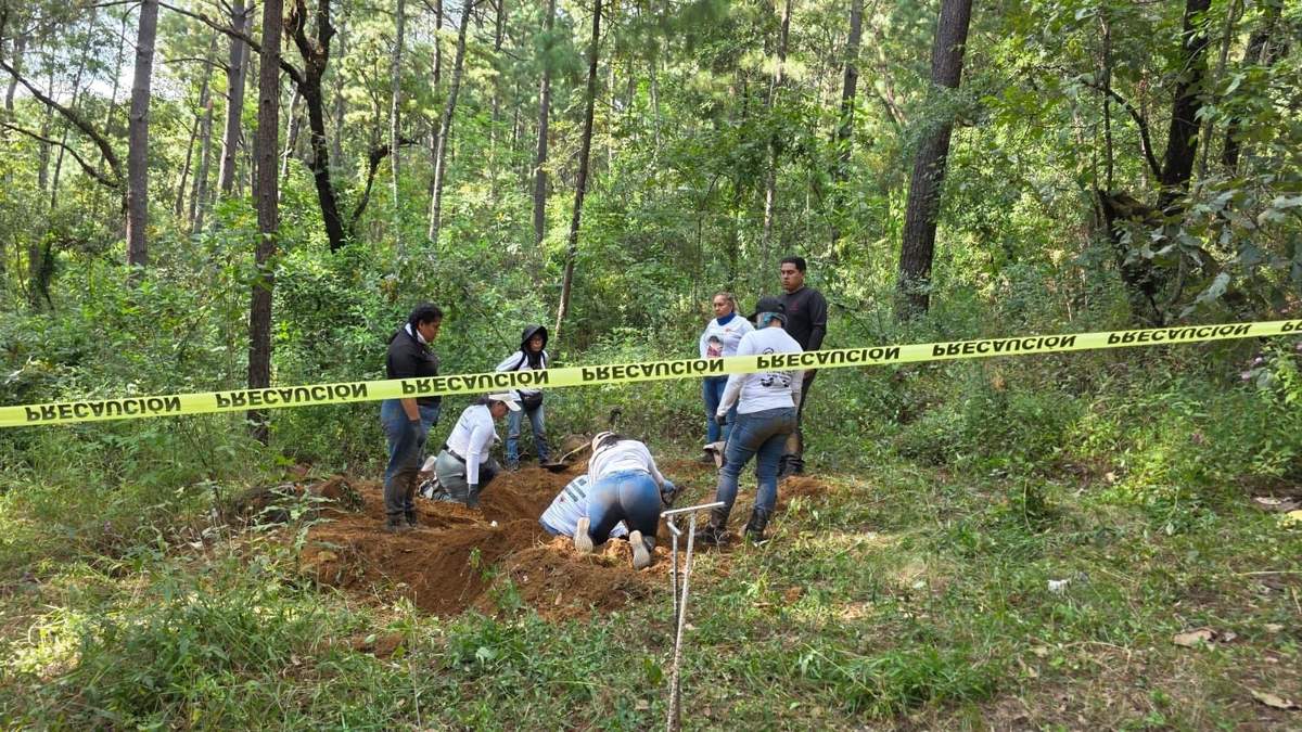Madres buscadoras en el predio del diputado del Sombrero, Carlos Bautista Tafolla, donde encontraron cuatro cuerpos