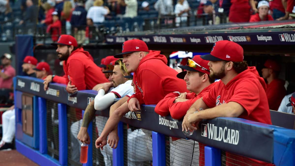 Los Guardianes de Cleveland miran desde el dugout tras ser eliminados en la serie de comodines por los Tigres de Detroit
