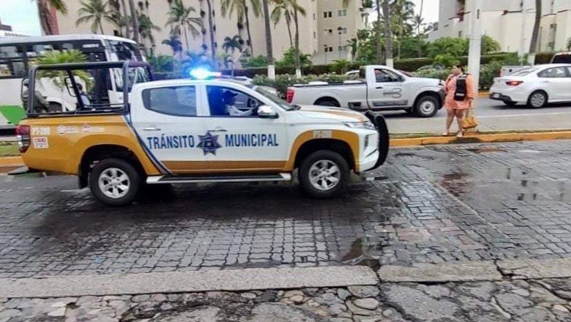 Una patrulla de Tránsito Municipal de Puerto Vallarta, donde una mujer fue atropellada por un taxi el 29 de enero de 2023