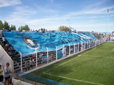 Preocupación en Lifune: un hincha cayó del paredón de la cancha de Alianza en Cutral Co