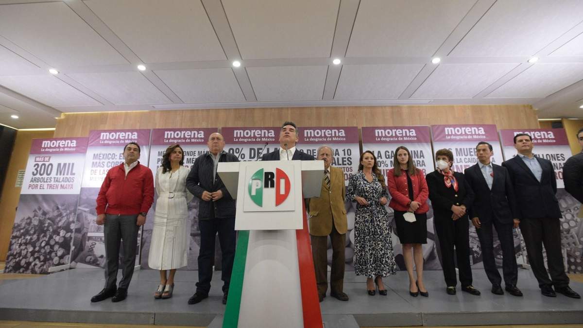 El líder nacional del PRI en su conferencia