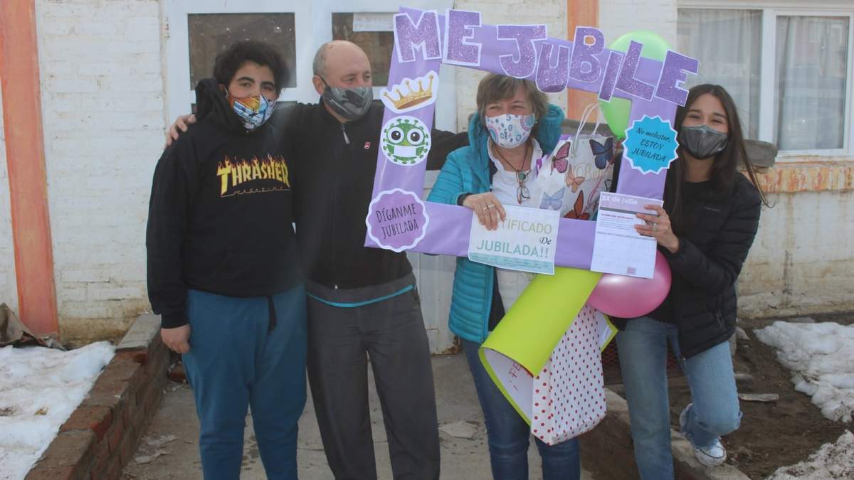 Silvia Cerutti, médica generalista del Hospital Zapala, junto a su familia. Fuente. (Twitter)
