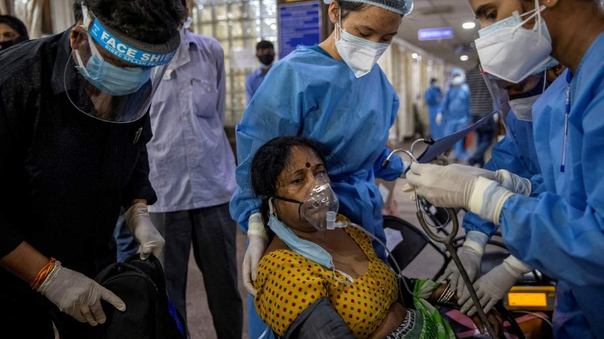 Médicos indios atienden a una paciente con coronavirus en Nueva Delhi, capital del país. Fuente: (Twitter)