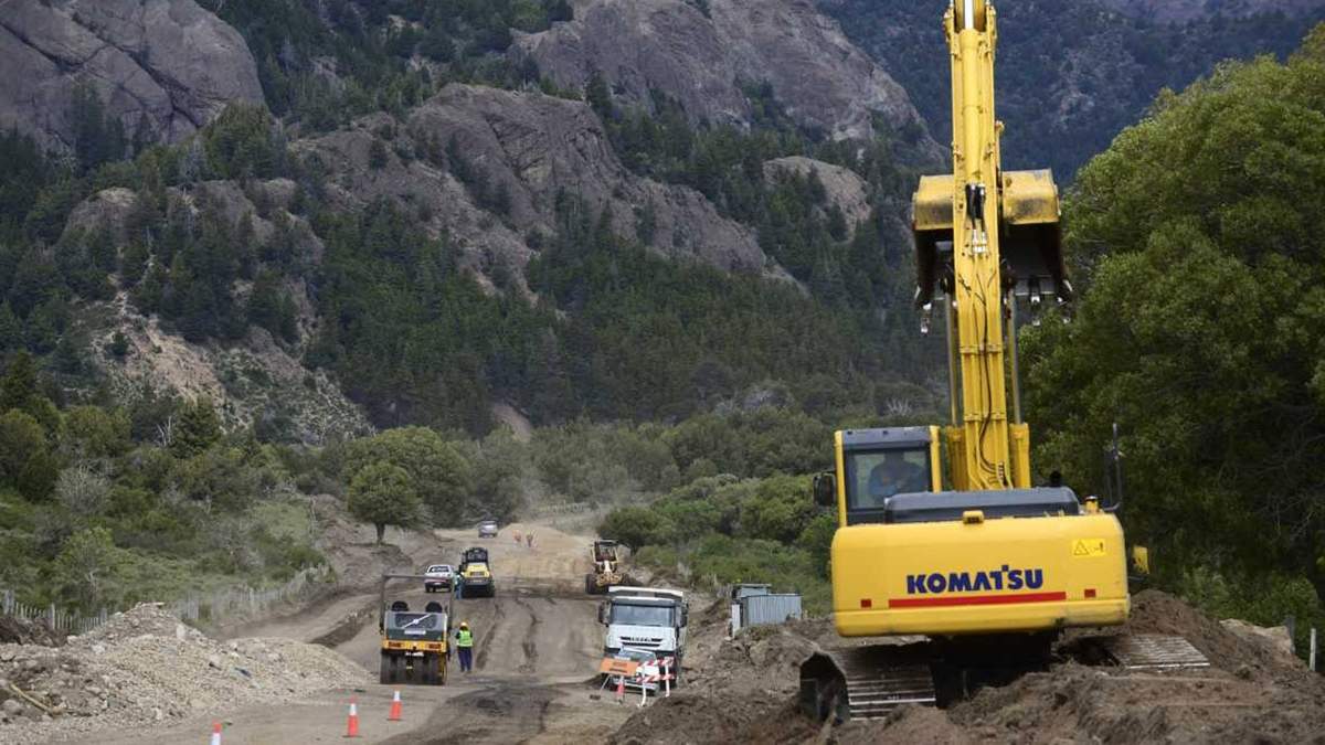 Camiones de CN Sapag trabajando en el acceso a Villa Traful. Fuente: (Twitter)