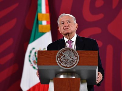 AMLO reprueba gritos misóginos de alumnos de un colegio en España: "Es el franquismo sin Franco"
