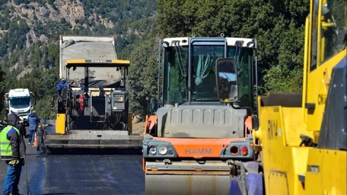Operarios y máquinas trabajan contra reloj antes del comienzo de la veda de asfalto por el invierno. Fuente: (Gobierno de Neuquén)