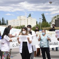 Tránsito complicado en los puentes carreteros ante el reclamo del personal de Salud de Cipolletti