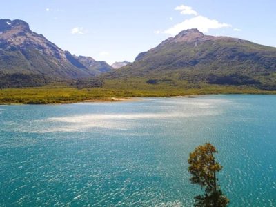 Turistas denunciaron que un catamarán contamina el Lago Nahuel Huapi