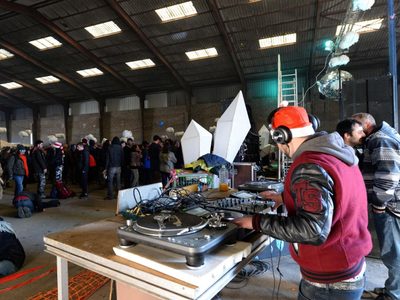 Francia: una mega fiesta clandestina con más de 2.500 personas terminó en disturbios