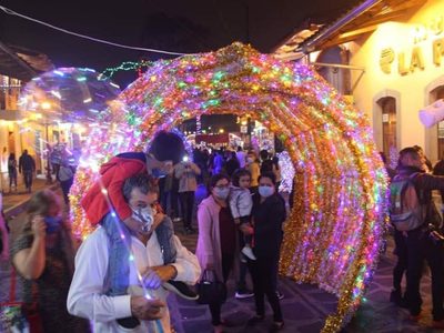 Pese al covid-19, miles asisten a festival navideño en pueblo mágico de Veracruz