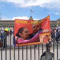 Simpatizantes de López Obrador (y de Sheinbaum) llegan al Zócalo para el AMLO Fest