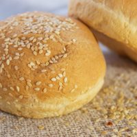Sin amasar y con 400 gramos de harina: prepará estos exquisitos panes de hamburguesa para tu próxima juntada