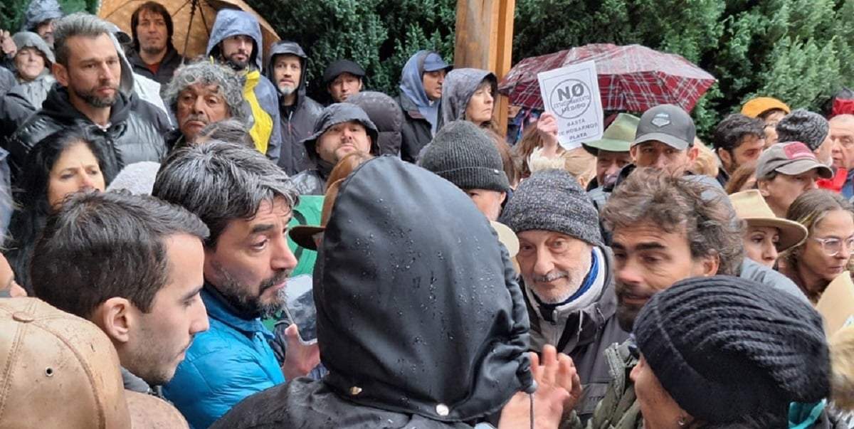 Saloniti en medio de los vecinos que movilizaron. Fuente:  (Fm del Lago)