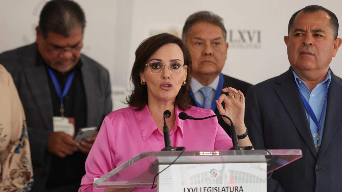 Lilly Téllez en la conferencia en el Senado