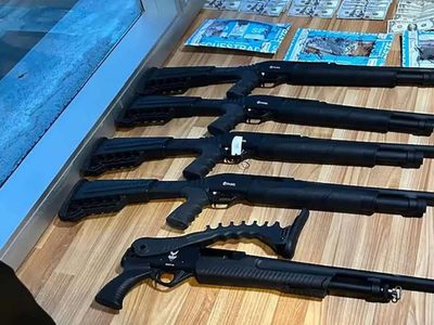 13 locales de comida rápida fueron allanados y encontraron armas, dólares y empleados en negro