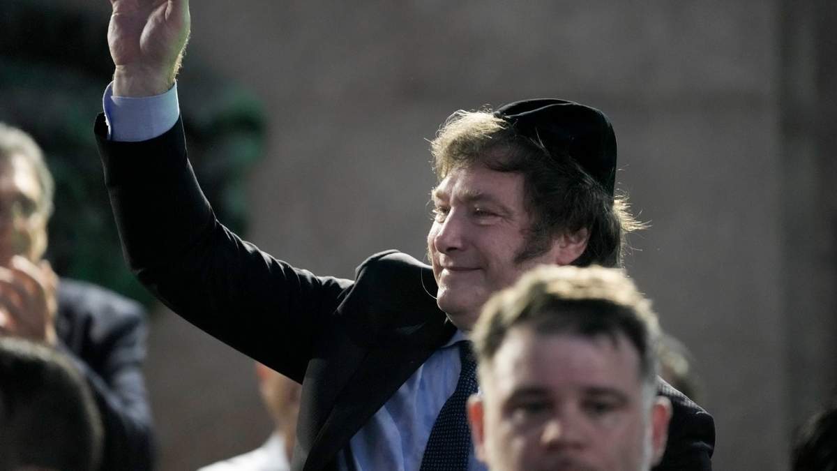 El nuevo presidente de Argentina, Javier Milei, llega a la celebración de Hanukkah en un parque en Buenos Aires