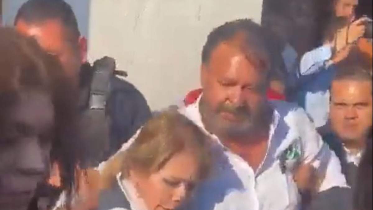 Julio Arreola, alcalde de Pátzcuaro, atacado con jitomates