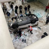 Un vehículo cae tres niveles al interior del centro comercial Plaza Lilas (Video)
