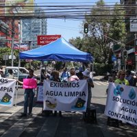 Afectados por agua contaminada exigen análisis certificados; mantendrán bloqueo en Insurgentes