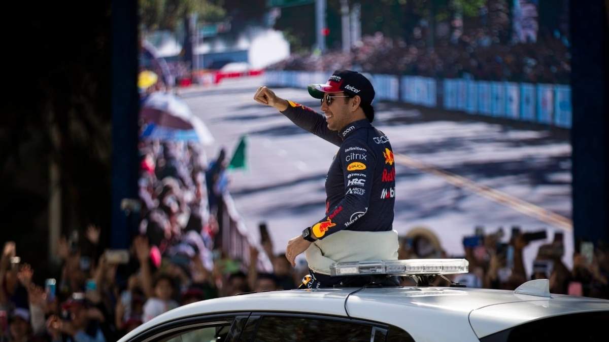 Checo Pérez se luce en Guadalajara