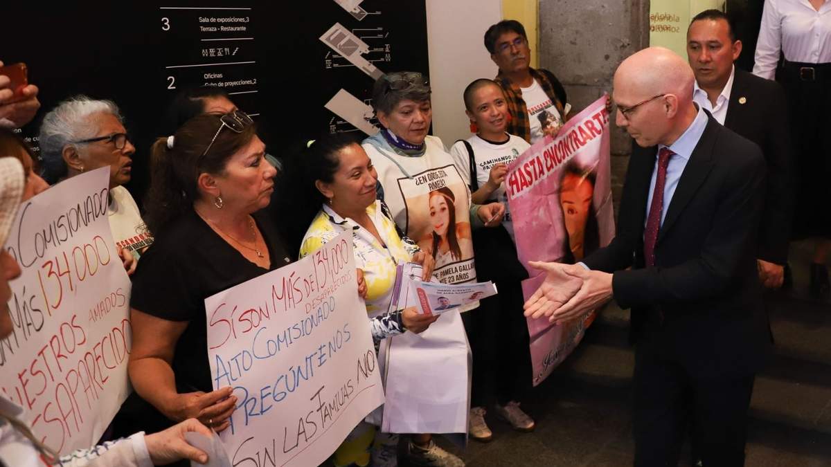 Familiares de desaparecidos que no fueron invitados a la reunión con el alto comisionado increparon al funcionario de la ONU a su salida del Centro Cultural España