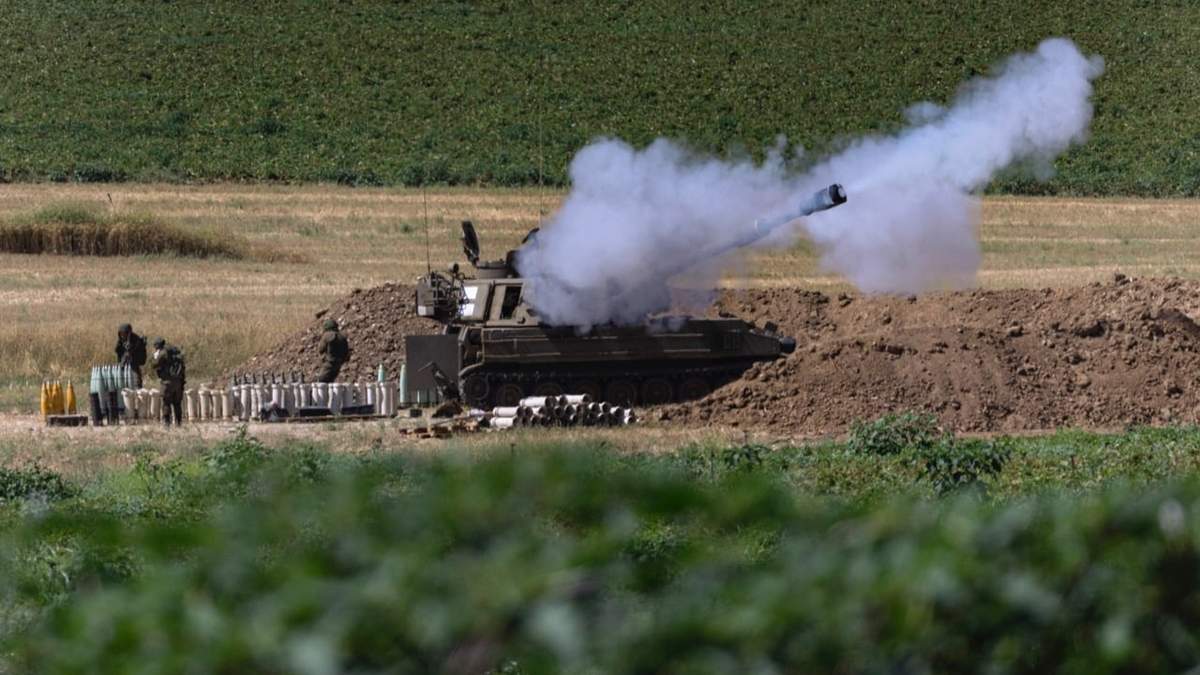 Una unidad de artillería israelí dispara contra objetivos en la Franja de Gaza