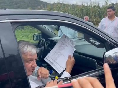 Consejo indígena de Chilapa frena convoy de AMLO en la montaña de Guerrero
